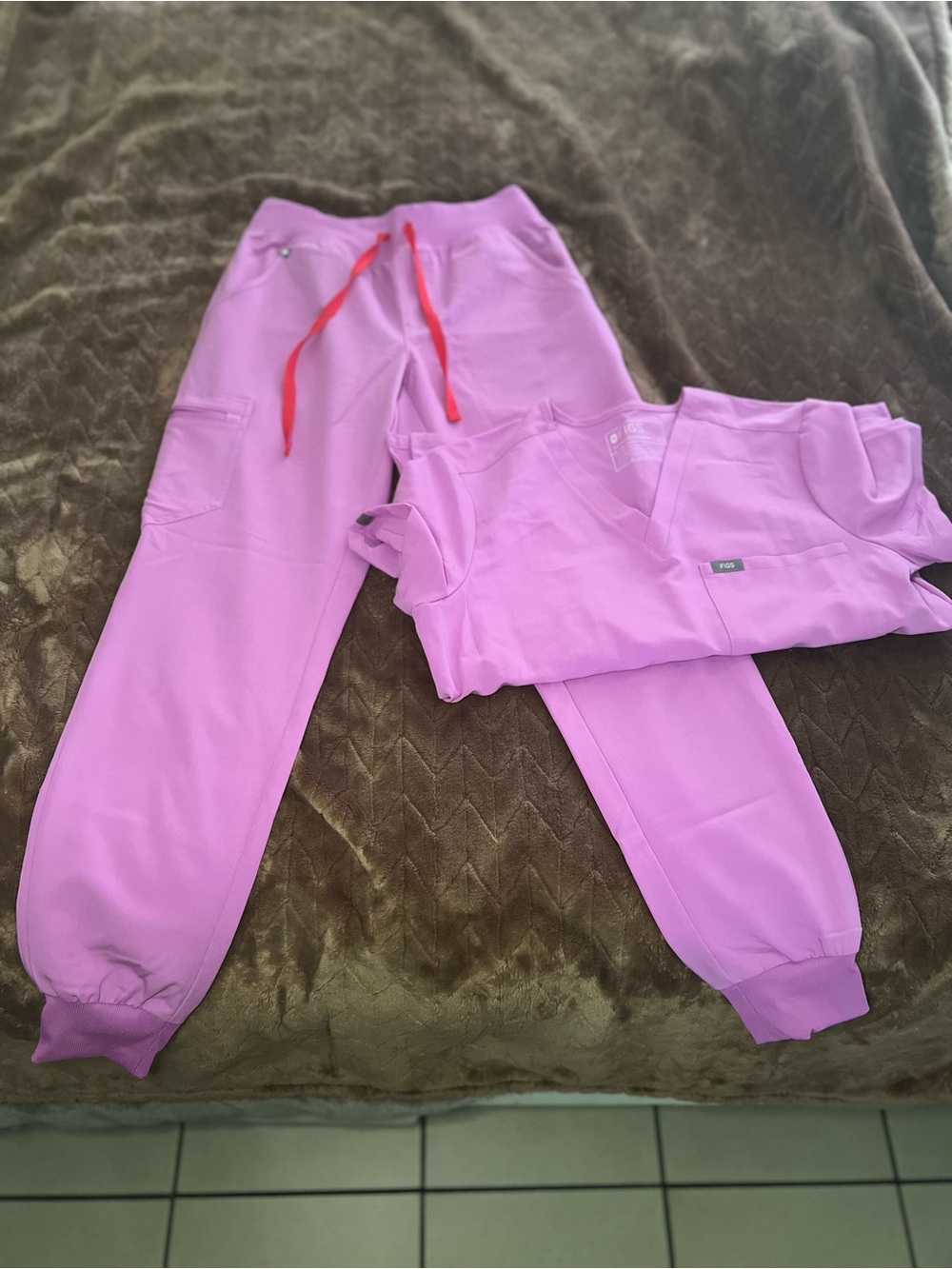Figs Lavender-Pink Jogger Scrub Set with Red Drawstring